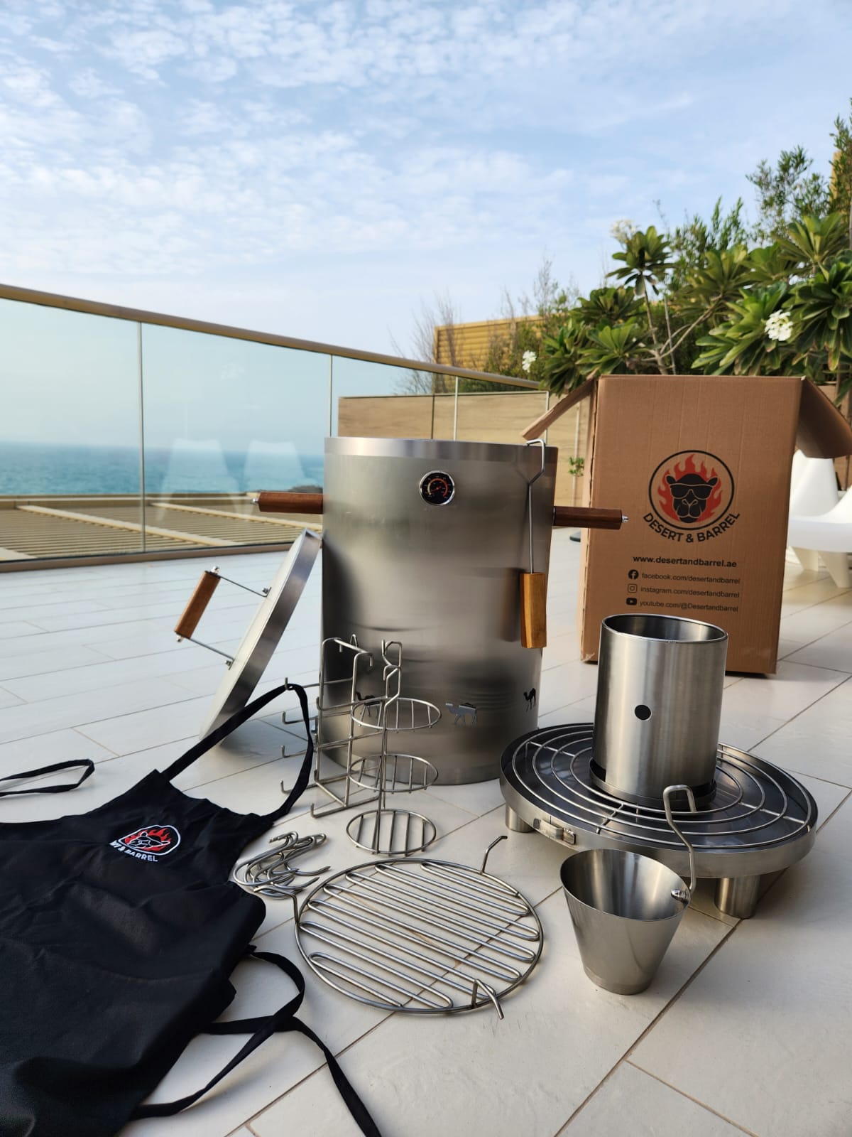 Desert combo BBQ: grill up to 60lbs with the big barrel and full set of nine accessories to enjoy the most of your grills